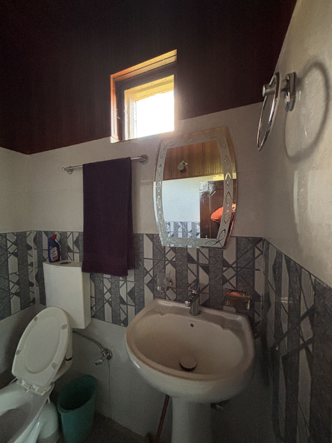 Bathroom with washbasin and mirror